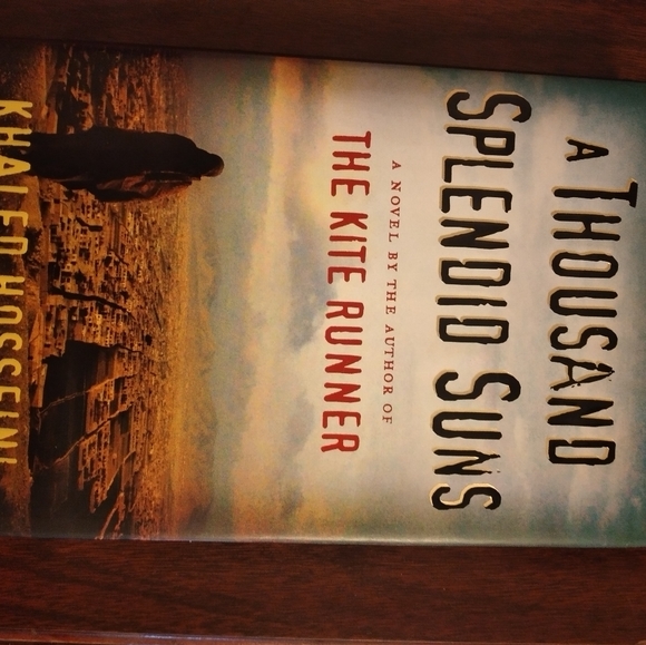 A Thousand  Splendid Suns Novel (book) - Picture 1 of 2